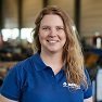 Blonde Frau mit blauem Poloshirt
